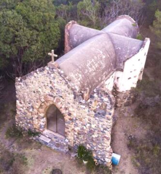 Capilla Hambare Alpa Corral Vista aerea de cupula en forma de cruz 2