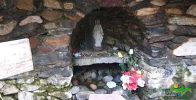 Virgen de Lourdes Alpa Corral gruta estatuilla de la virgen en gruta