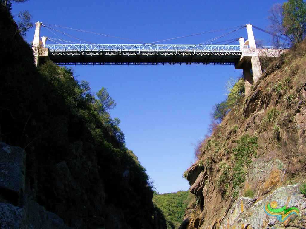 Puente Colgante Alpa Corral vista desde el rio