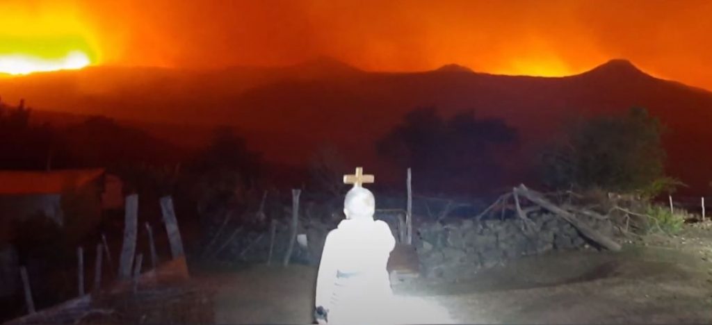 Incendios Cordoba Alpa Corral Hace Frente al fuego con su cruz 84 años