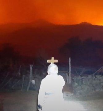 Incendios Cordoba Alpa Corral Hace Frente al fuego con su cruz 84 años