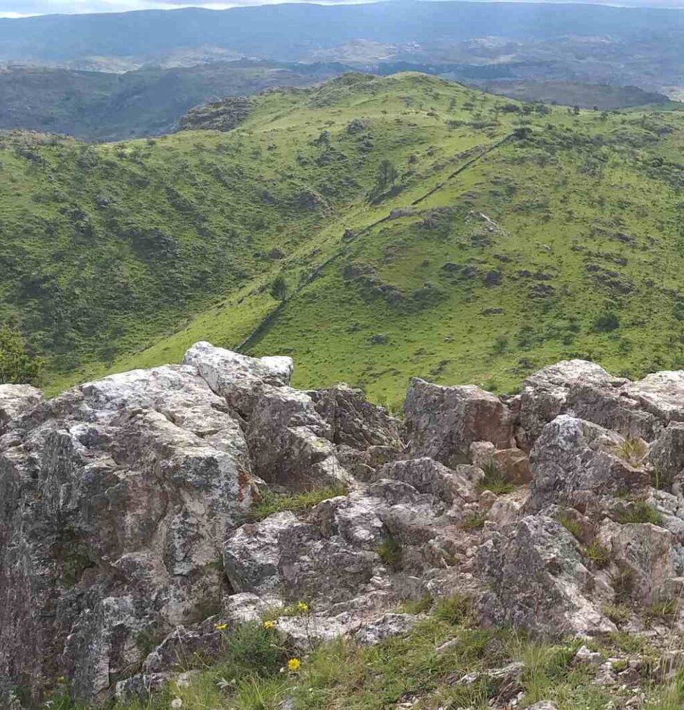 Cerco de Pircas de piedras en Alpa Corral desde cerro blanco Cerco de Pircas de piedras en Alpa Corral desde cerro blanco