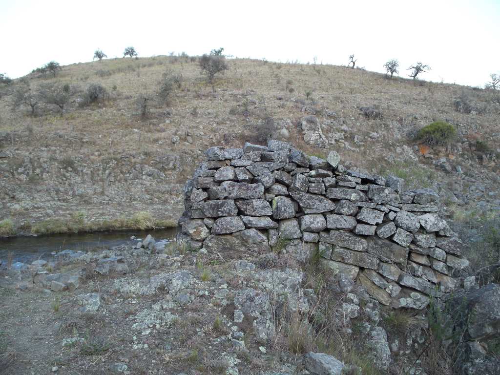 Pircas en Alpa Corral a la vera del Rio Mora Pircas en Alpa Corral a la vera del Rio Mora
