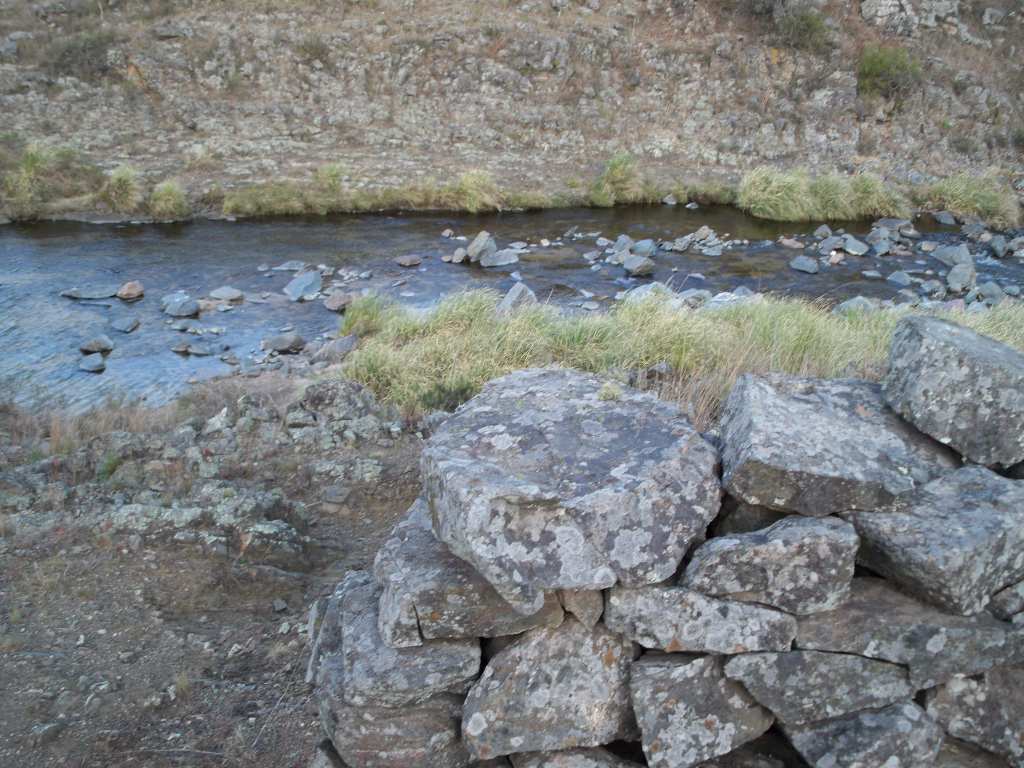Pircas en Alpa Corral cerca del rio Mora Pircas en Alpa Corral cerca del rio Mora