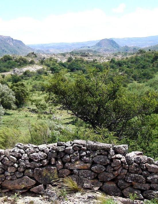 Pircas en Alpa Corral con cerros al fondo Pircas en Alpa Corral con cerros al fondo